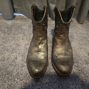 FRYE AND CO. Gold Ankle Boots